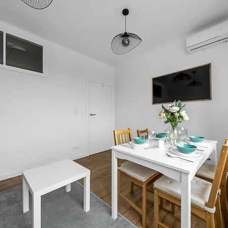 Mokotow - Balcony, Ac, Tram&bus Nearby - By Rentujemy Lejlighed