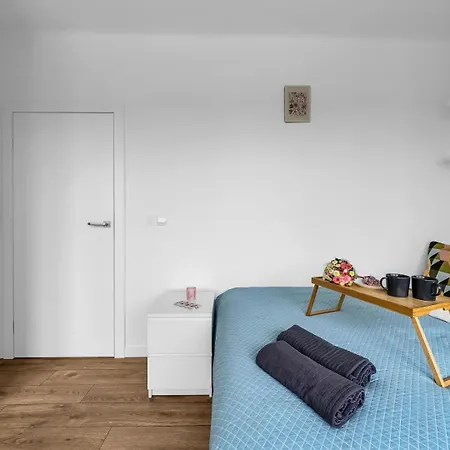 Mokotow - Balcony, Ac, Tram&bus Nearby - By Rentujemy شقة