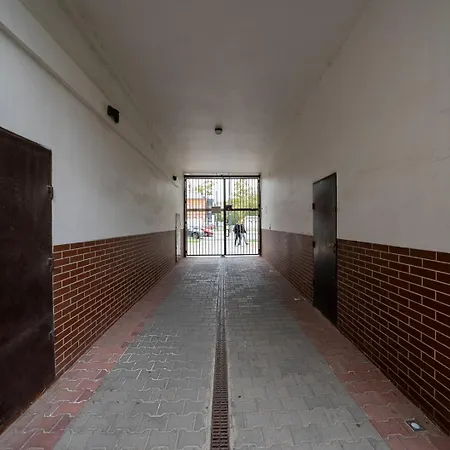 Mokotow - Balcony, Ac, Tram&bus Nearby - By Rentujemy شقة